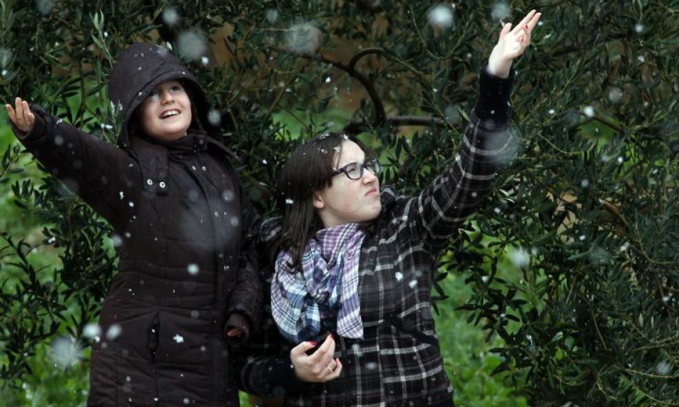 Snježne pahulje razveselile su najmlađe u Bilicima kod Šibenika