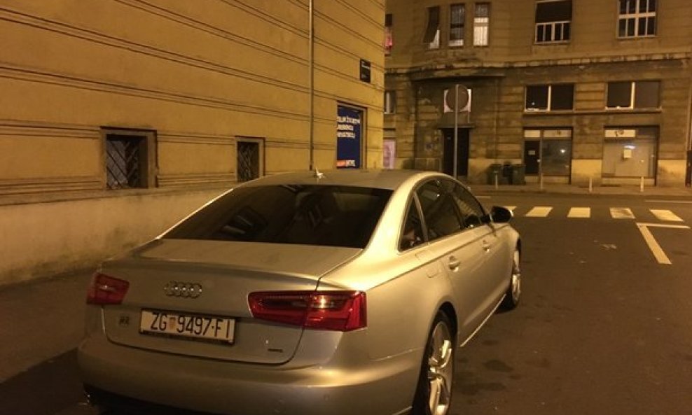 Automobil Tomislava Karamarka ispred Mosta