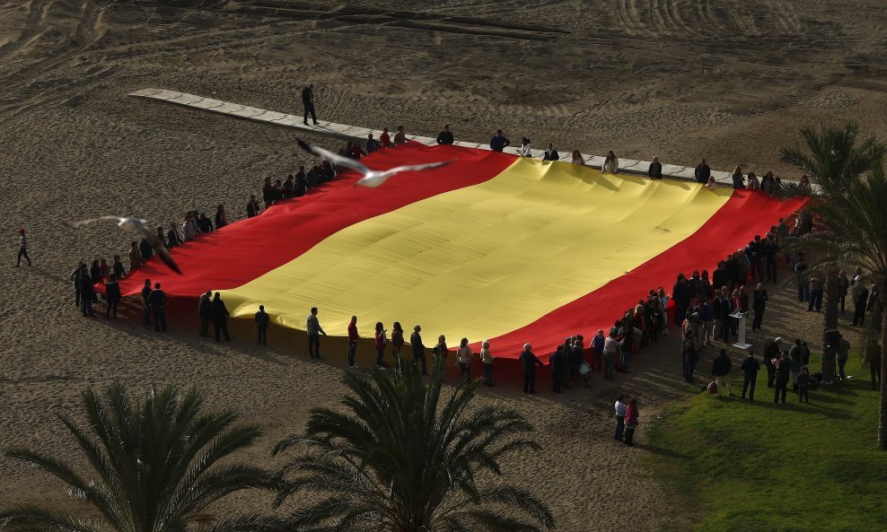 španjolska zastava u cjelini koju su predizborno razvukli Rajoyjevi pučani
