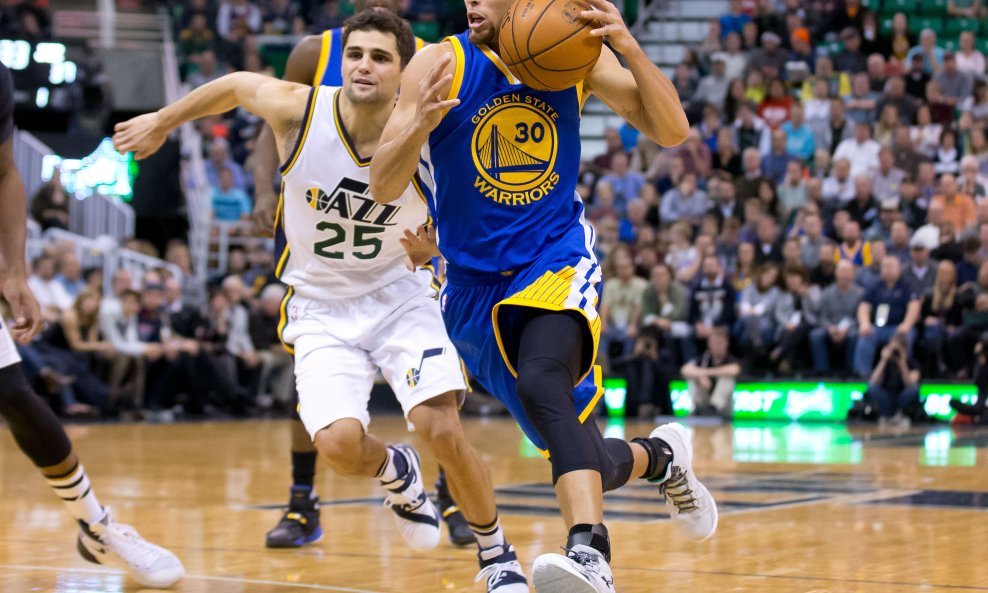 Stephen Curry i  Raul Neto