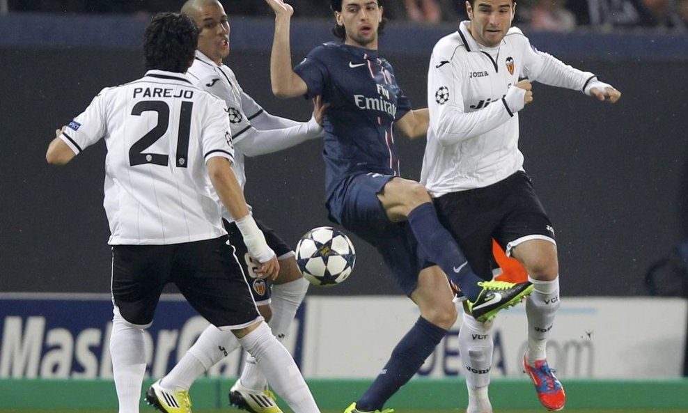 PSG - Valencia (01) Javier Pastore između igrača Valencije