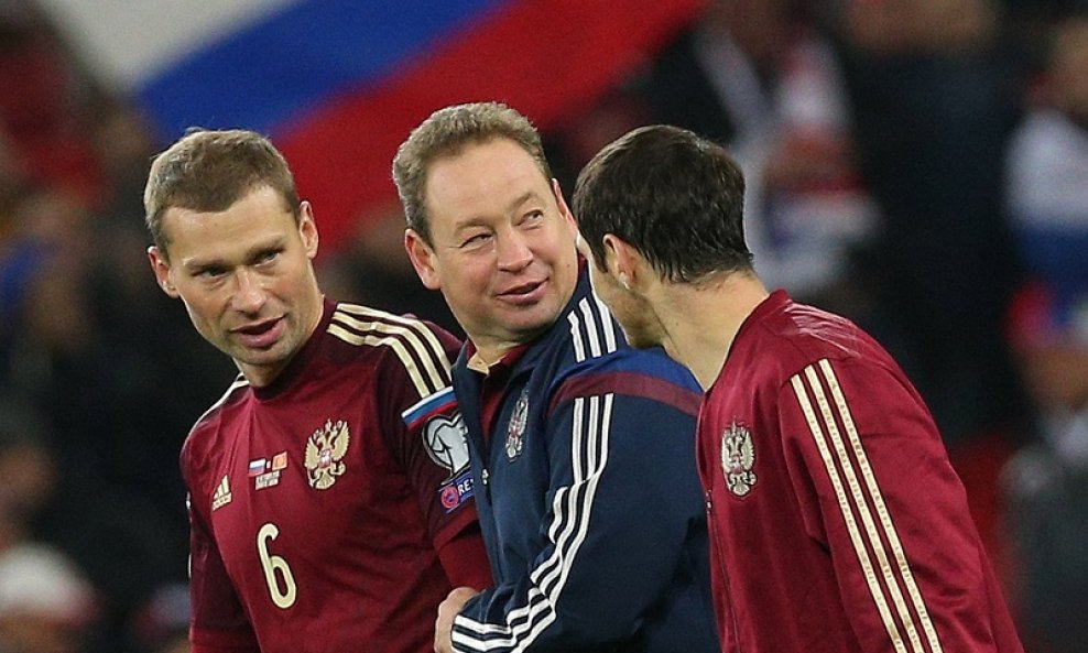 Leonid Slutsky (L), Alexei Berezutsky (L) i Alan Dzagoev 