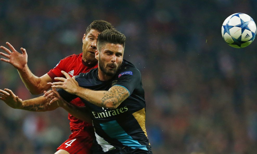 Xabi Alonso i Olivier Giroud