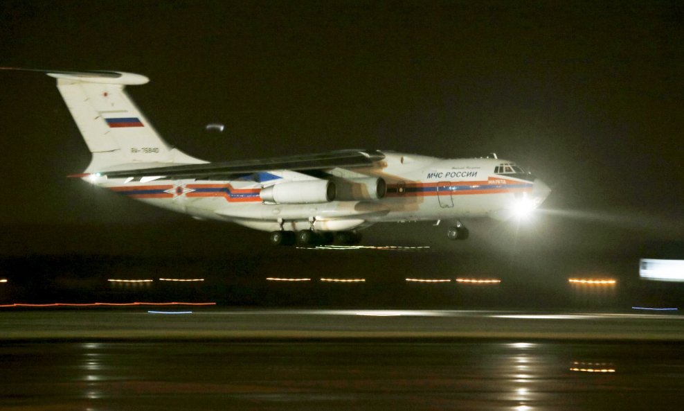 Ruski zrakoplov prevozi tijela stradalih