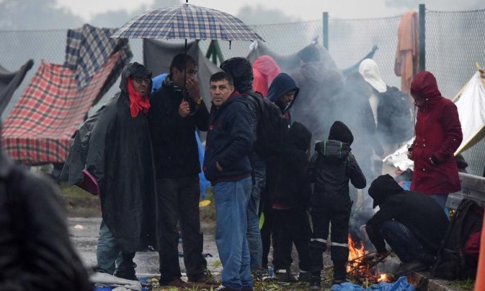 Migranti proveli  noć na granici sa Slovenijom (7)