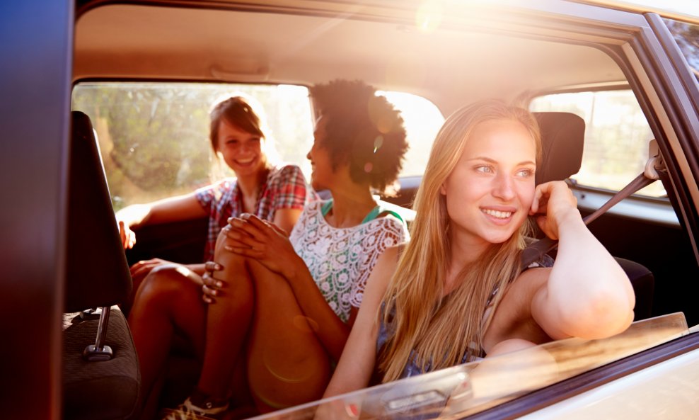mladi u automobilu