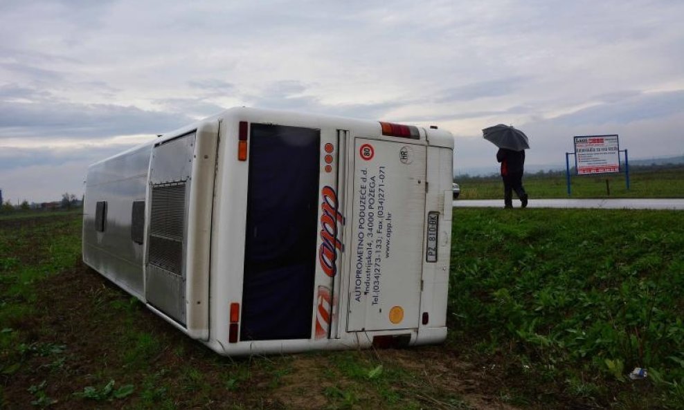 prevrnuti autobus