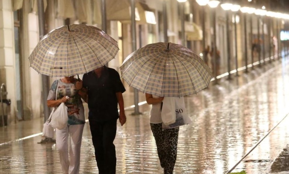 Kiša i jak vjetar u Splitu (2)