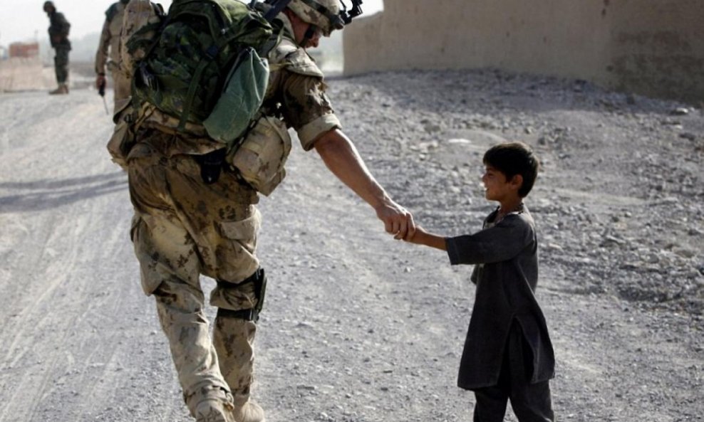 Afganistanski dječak pozdravlja američkog vojnika 