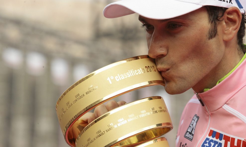 Ivan Basso s peharom za pobjednika Gira