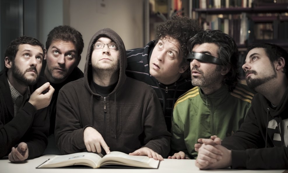 Kultna splitska šestorka trenutno je u studiju gdje kuha novi album koji će se uskoro pojaviti u prodaji. Nastup na Pozitivcu bit će jedna od rijetkih šansi da ih se ove zime vidi uživo u Zagrebu, ali i ekskluzivna prilika da se poslušaju nove pjesme.