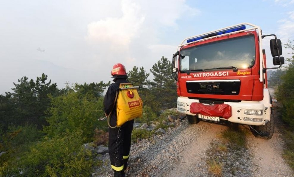 Udar groma uzrokovao požar kod Drniša (3)