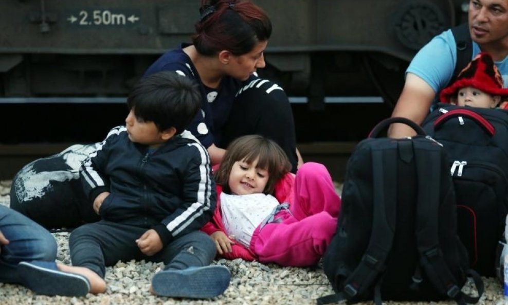 Djeca izbjeglice ispred vlaka Dugo Selo