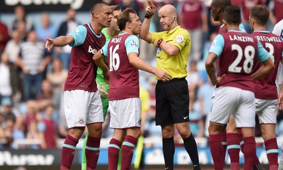 Adrian nogometni sudac West Ham isključenje