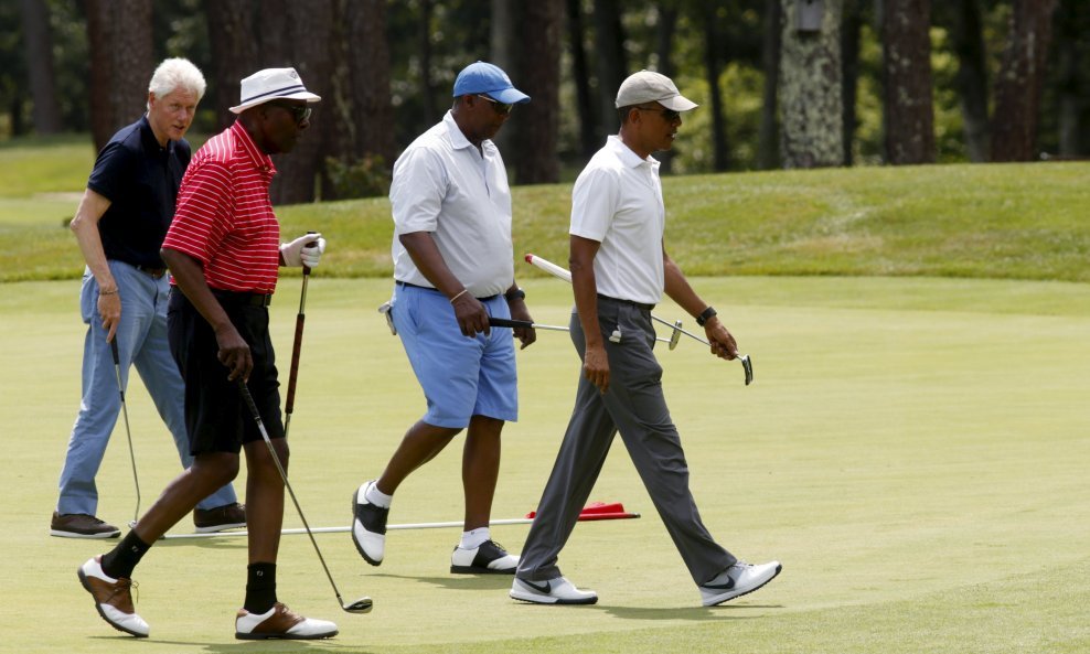 Barack Obama i Bill Clinton igraju golf