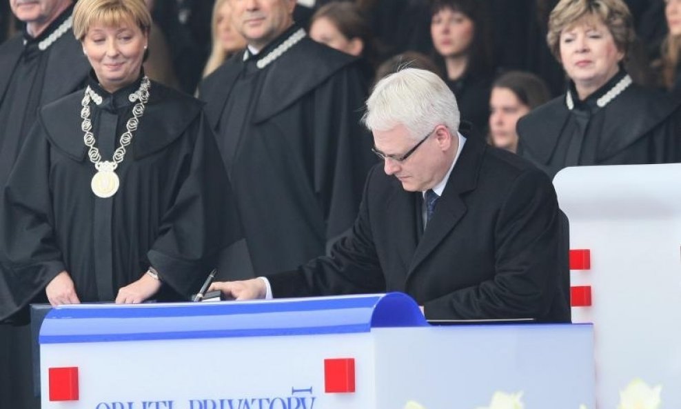 Ivo Josipović okružen ustavnim sucima