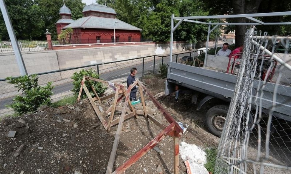 radovi na pješačkom mostu u Miramarskoj