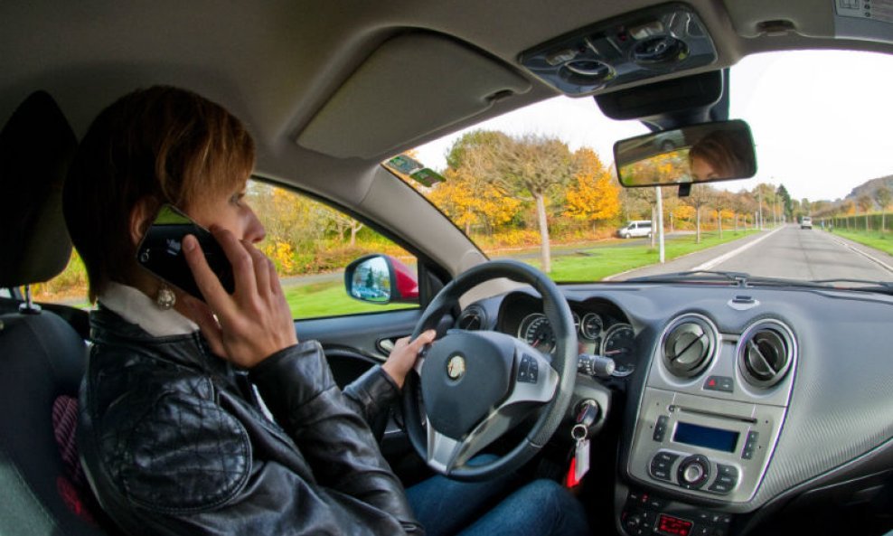 žena mobitel vožnja auto