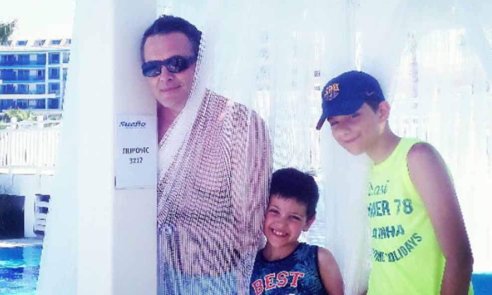 Tarik sa sinovima Dinom i Armanom u turskom ljetovalištu 