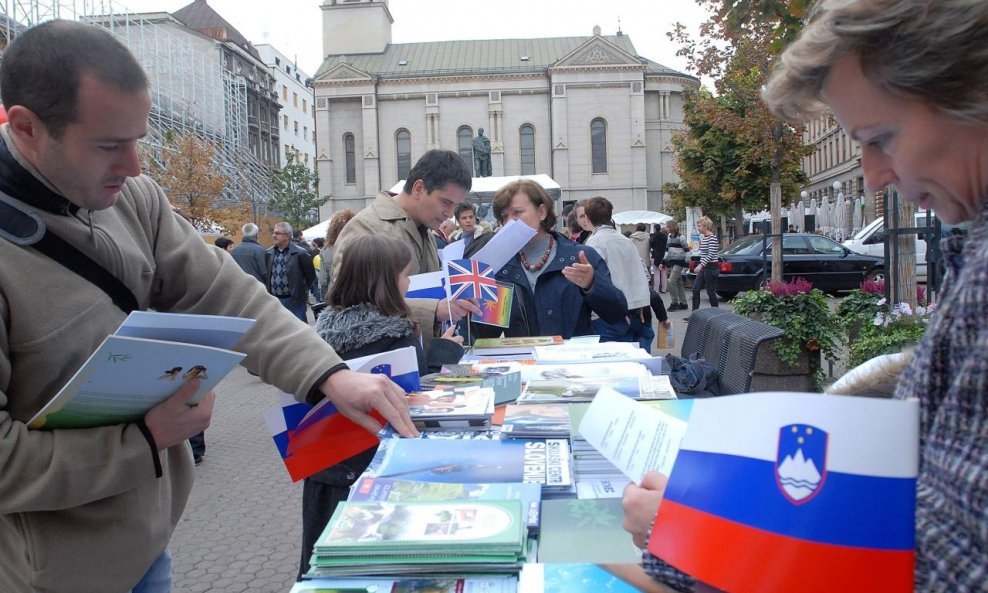 Obiljezen Dan europskih jezika na Cvjetnom trgu. Tecajevi stranih jezika u satorima po Cvijetnom trgu. Photo: /Vecernji list