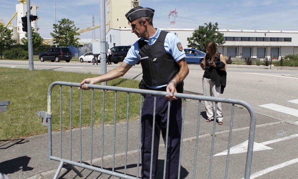 napad francuska policija