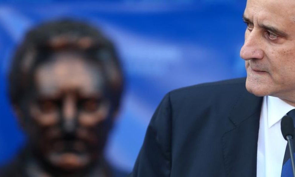 Tomislav Karamarko Franjo Tuđman bista