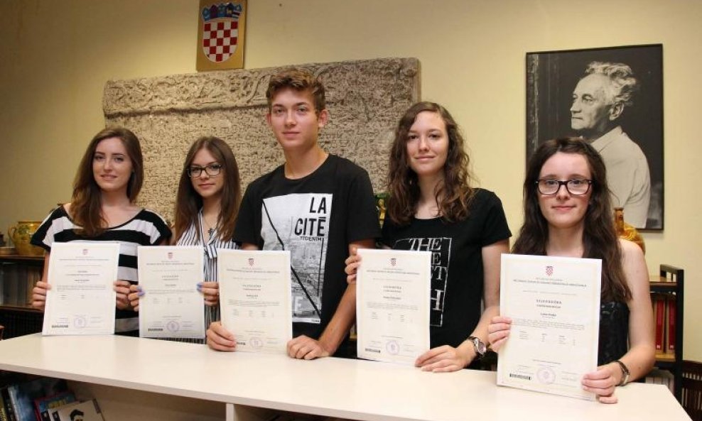Pet ucenika Gimnazije Josipa Slavenskog drzavnu maturu polozili sa 100-postotnim uspjehom i time su najbolji u Hrvatskoj. Silvia Novak, Ivana Tarandek, Andrija Drk, Mateja Sebestijan, Lana Vinko. Photo: Vjeran Zganec Rogulja/PIXSELL