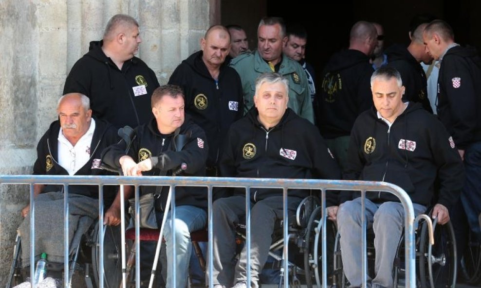 Branitelji ispred crkve