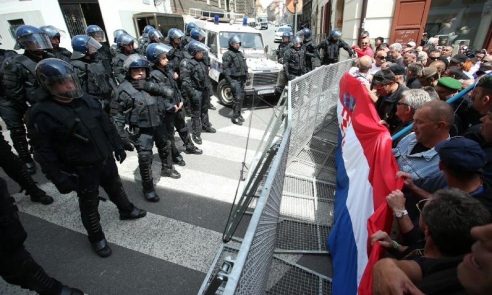 Kordon policije kod Kamenitih vrata preprijecio je put gomili koja pokusava doci do Trga sv. Marka kako bi podrzali branitelje prosvjednike koji odbijaju otici iz crkve sv. Marka gdje su i prenocili. Jucer je dio branitelja na Trgu sv. Marka u prosvjedu p