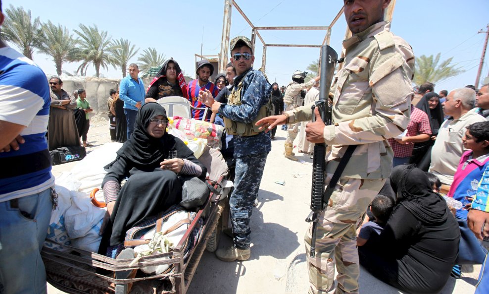 Displaced Sunni people fleeing the violence in the city of Ramadi arrive at the outskirts of Baghdad, May 16, 2015. Islamic State militants raised their black flag over the local government headquarters in the Iraqi city of Ramadi on Friday and claimed vi