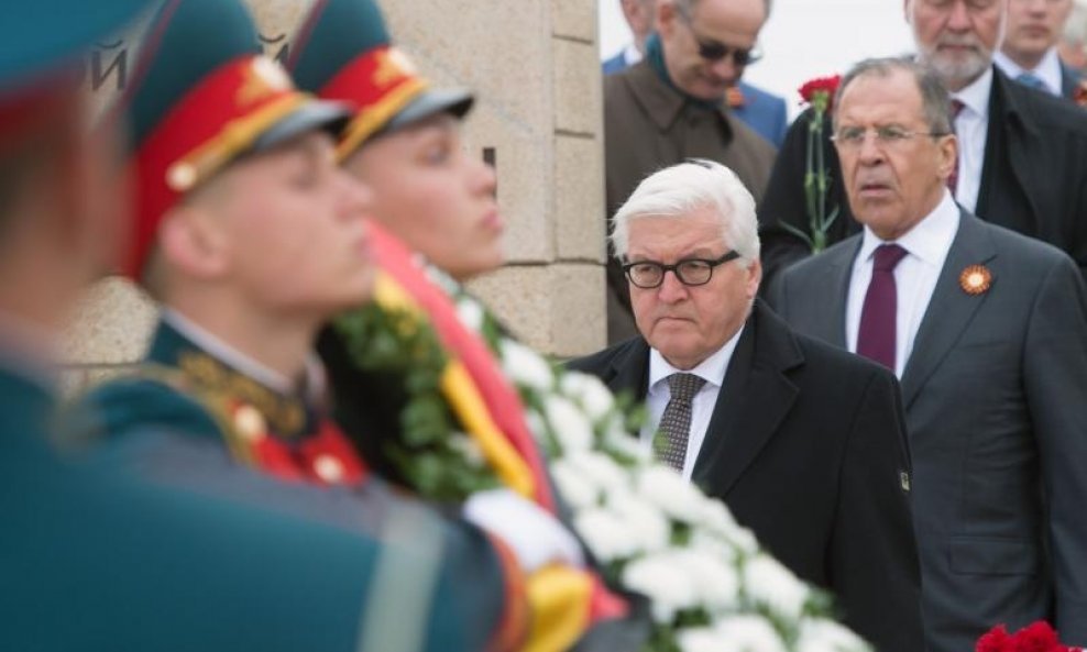 Frank-Walter Steinmeier i Sergej Lavrov 