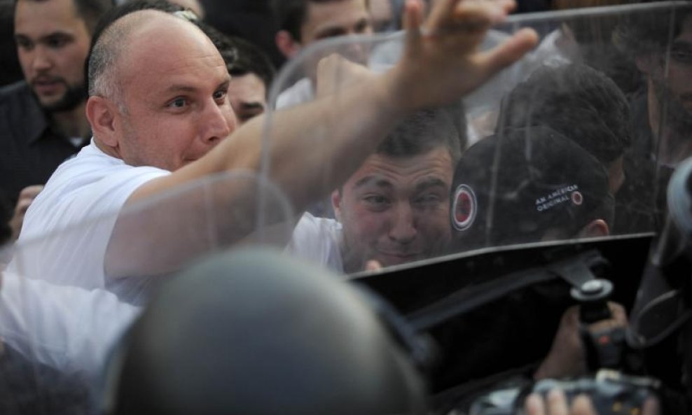 Policija je pritvorila 18 ljudi nakon nemira u Skopju u kojoj je ozljeđeno 19 osoba. Prosvjeduje se protiv Vlade, koja je pokušala zataškati detalje smrti mladića kojeg je 2011. ubio policajac