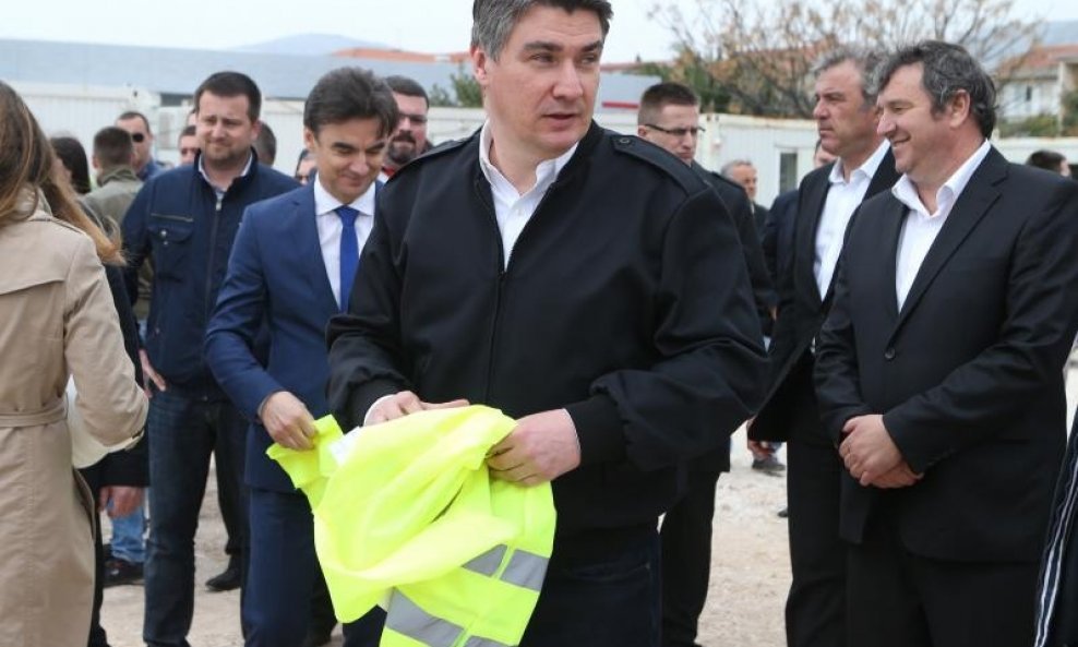 Premijer Zoran Milanovic u drustvu Branka Grcica obisao je gradiliste ciovskog mosta. Photo: Ivo Cagalj/PIXSELL
