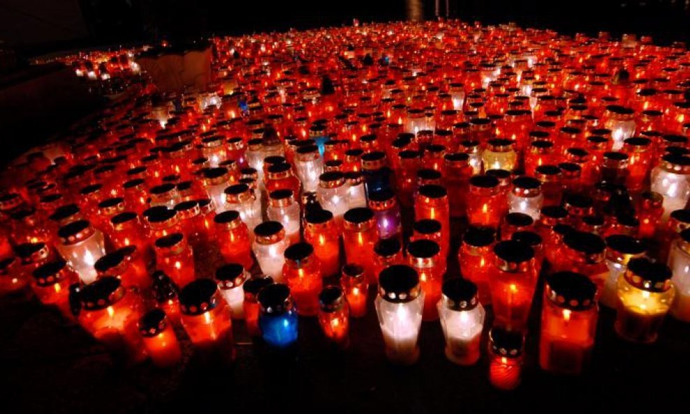 Bjelovar - Groblje Dubovac obasjano svjetlosti svijeća u noći Svih svetih (5)