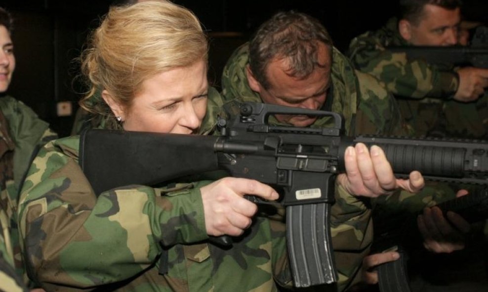 Kolinda Grabar Kitarović puška