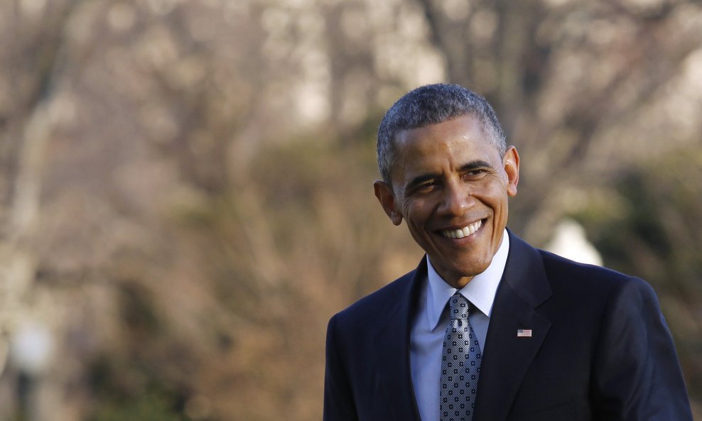 U.S. President Barack Obama smiles as he walks on the South Lawn of the White House in Washington, upon his return after a one-day trip to Cleveland, Ohio March 18, 2015. REUTERS/Yuri Gripas (UNITED STATES - Tags: POLITICS)