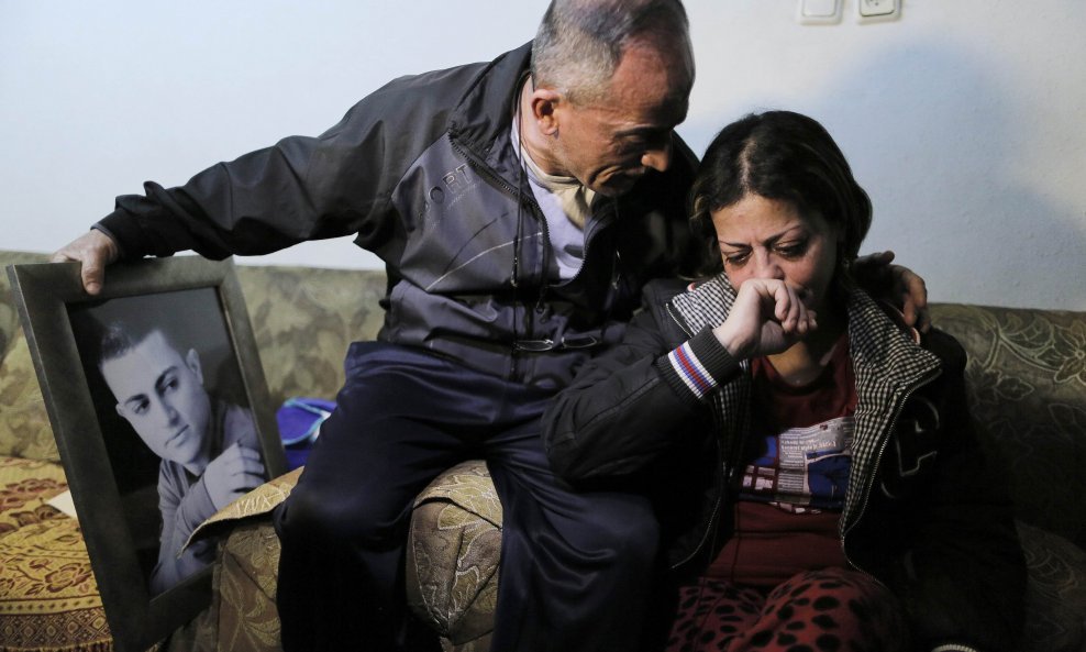 Majka i otac sa slikom svog ubijenog sina Muhameda Musalama, kojeg je smaknula Islamska država