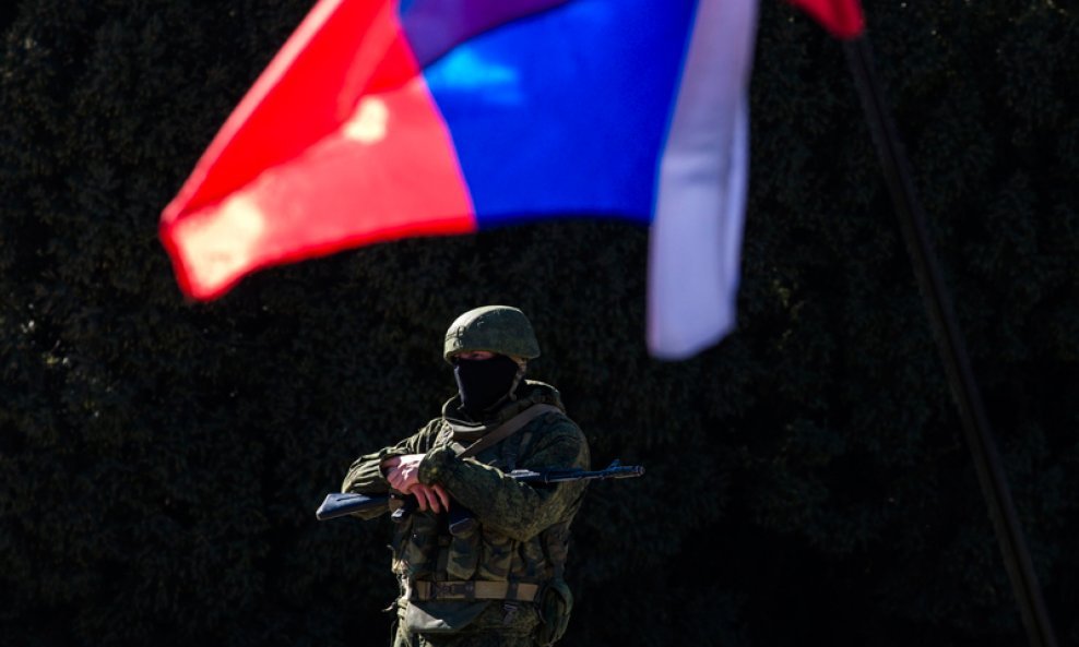 Američke i ukrajinske vlasti tvrde kako su ruske snage u potpunosti preuzele kontrolu nad Krimom, službeni Kijev optužio je Rusiju da je objavila rat