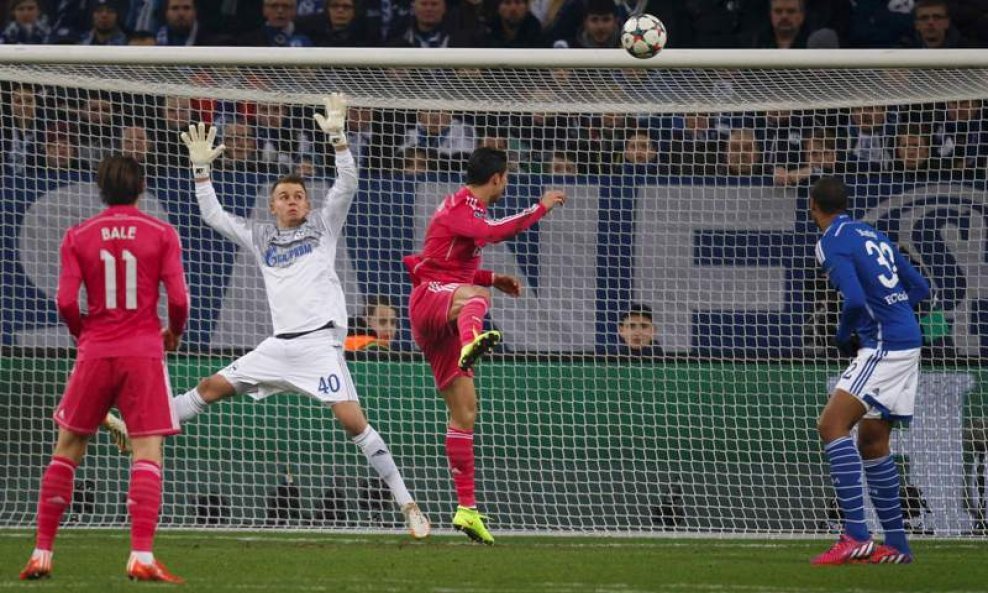 Ronaldo zabija Schalkeu