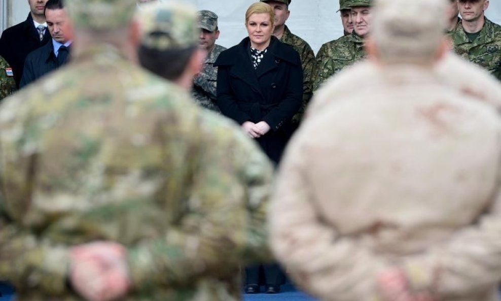 Kolinda Grabar Kitarović s hrvatskim vojnicima - arhivska ilustracija