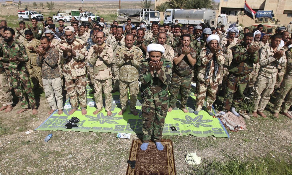 Šiitska milicija molitva prije bitke s džihadistima