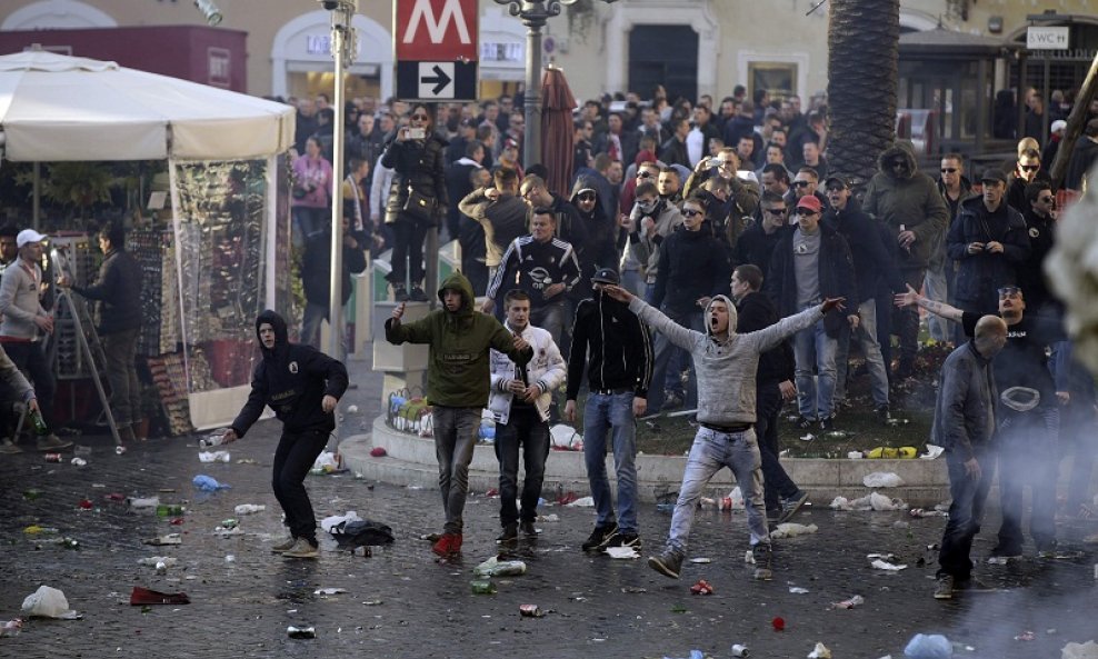 Navijači Feyenoorda divljaju po Rimu