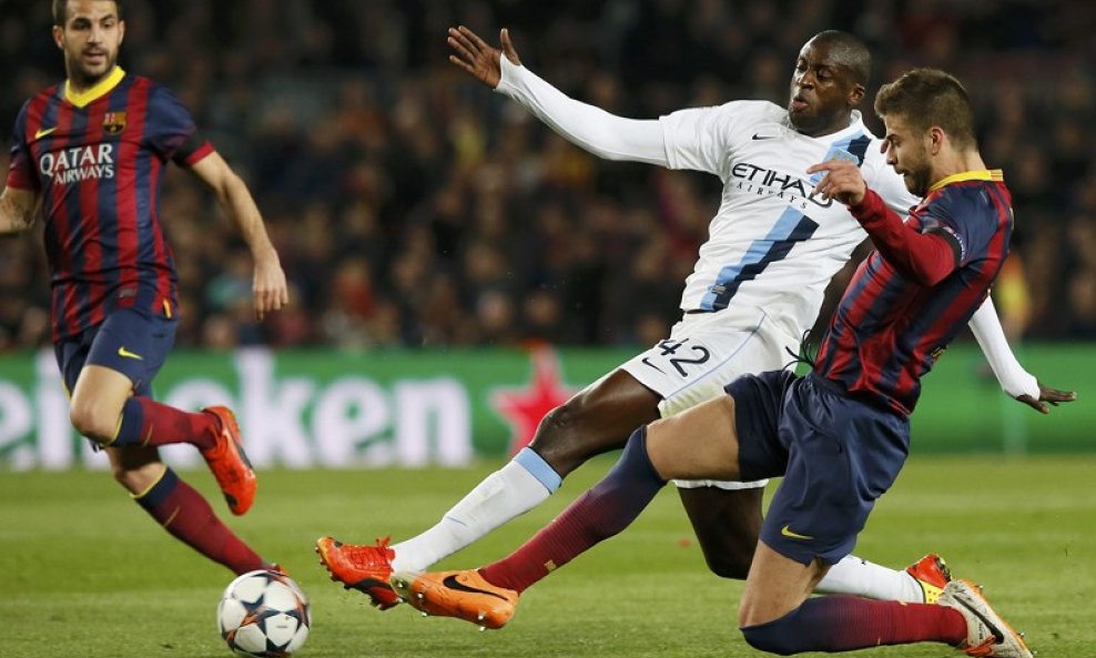 Barcelona - Manchester City, Gerard Pique (R) i Yaya Toure, Cesc Fabregas (L)