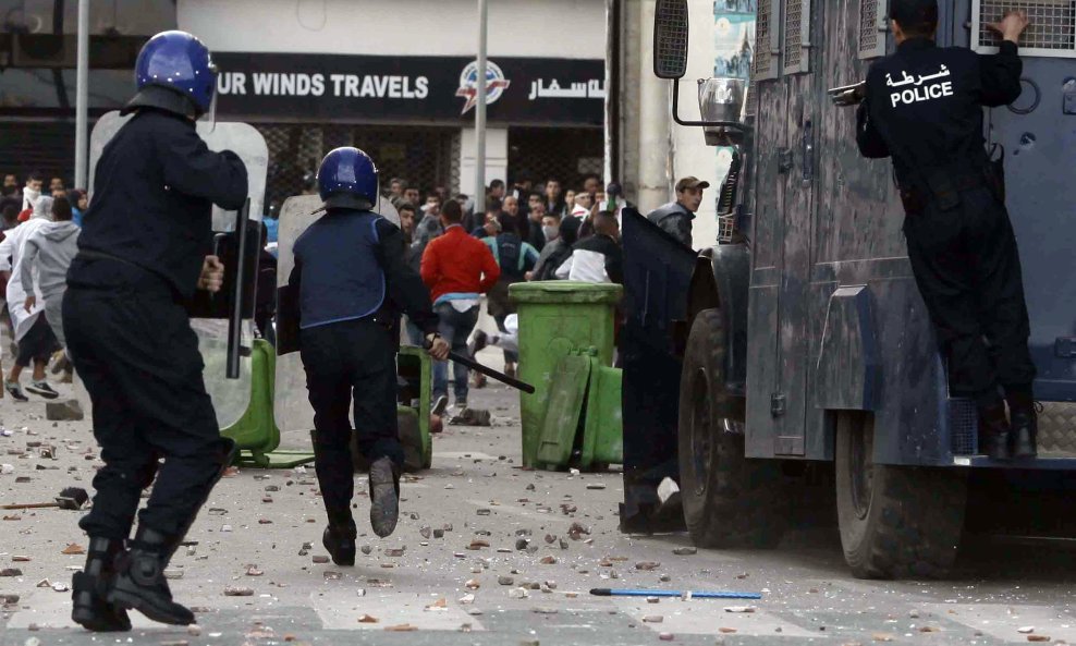 nasilne demonstracije policajci u akciji