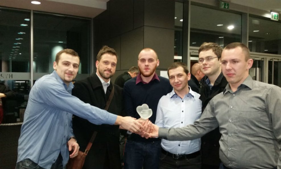 Boris Tomaš (drugi s lijeva) i tim studenata