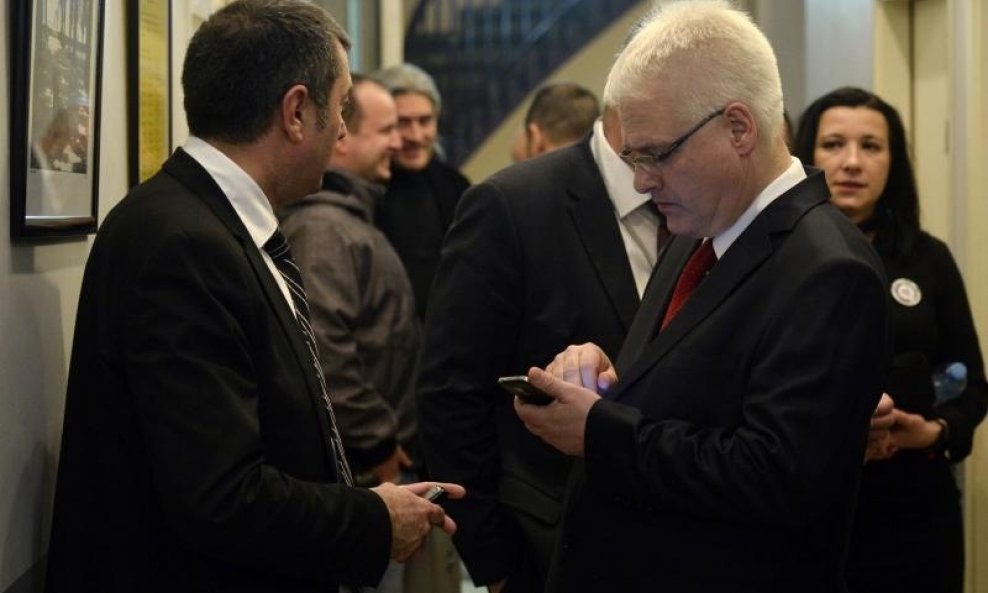 Ivo Josipović zabrinuto čeka rezultate izbora