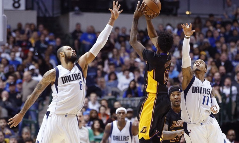 Los Angeles Lakers forward Nick Young (0) - Dallas Mavericks center Tyson Chandler (6) i Monta Ellis (11)