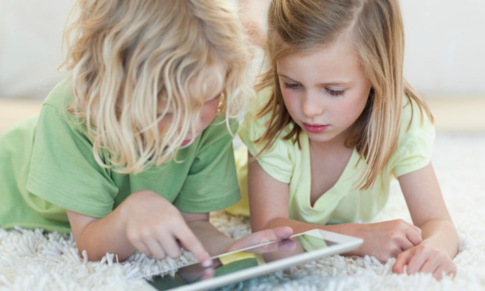 djeca djevojčice računalo kompjuter tablet internet surfanje