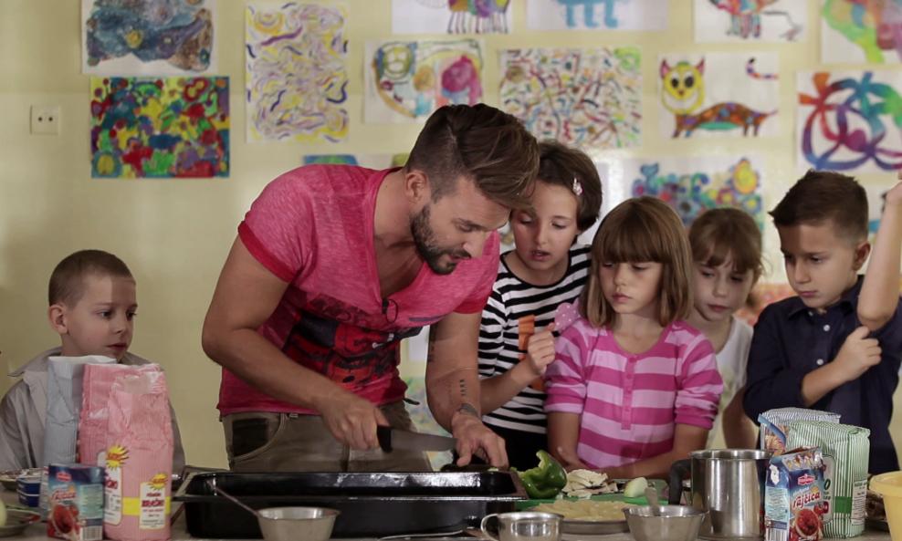 Luka Nižetić kuha sa školarcima u sedmoj epizodi emisije 'Pun p'jat'