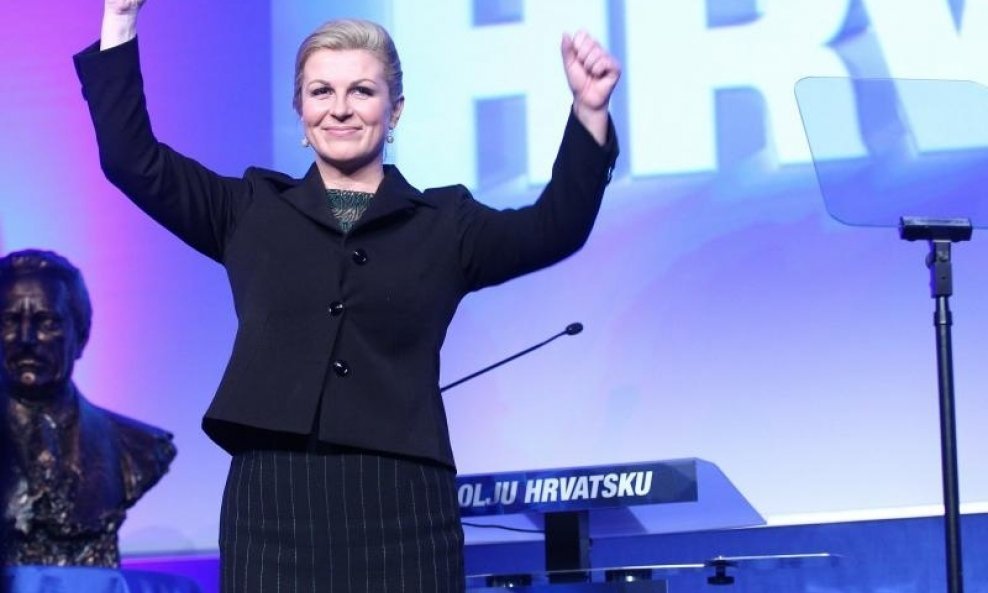 Kolinda Grabar Kitarović s uzdignutim rukama